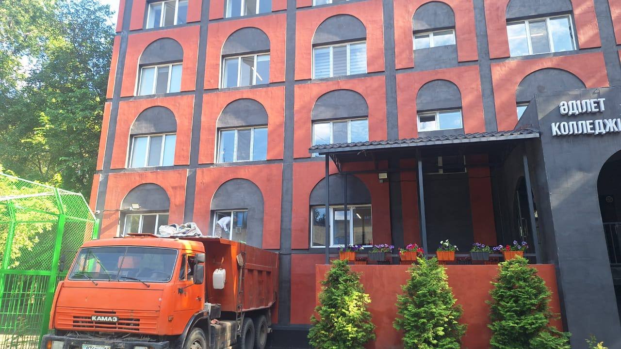 Наш самосвал КАМАЗ для вывоза мусора в Алматы