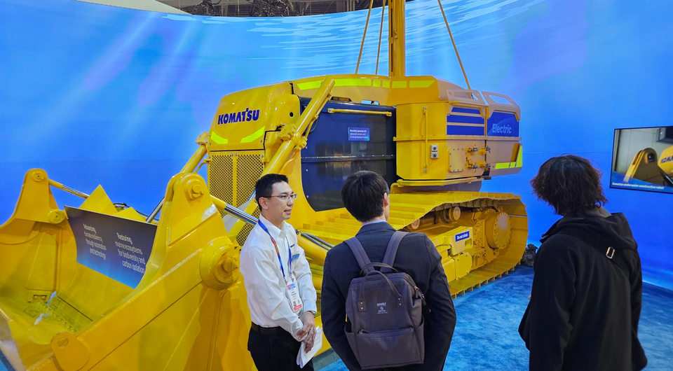Komatsu представила первый в мире подводный бульдозер